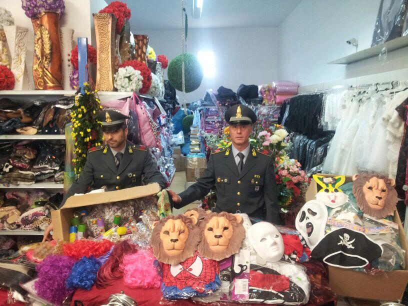 Tutela dei consumatori, sequestrati a negozio cinese 1400 articoli di carnevale Tutela dei consumatori, sequestrati a negozio cinese 1400 articoli di carnevale