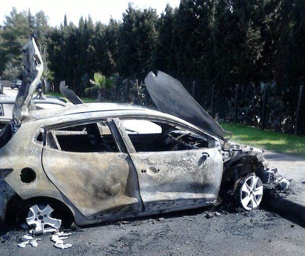 A fuoco due auto nel parcheggio del cimitero. Distrutta la Clio del Presidente della Pro-Loco di Galatina