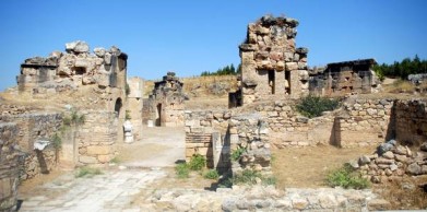 Oggi a 'Mistero' la “Porta degli Inferi” scoperta a Hierapolis dagli archeologi salentini
