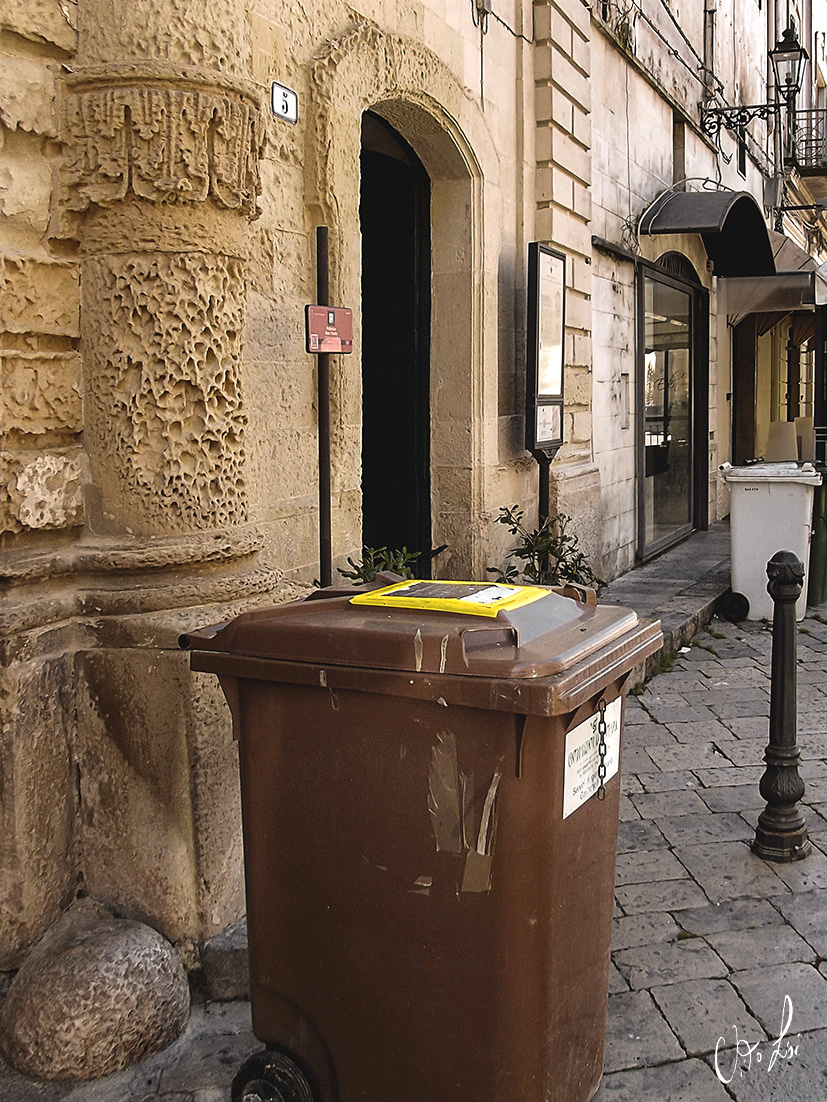 &quot;Alla Bit meraviglie e in città cassonetti sporchi&quot;