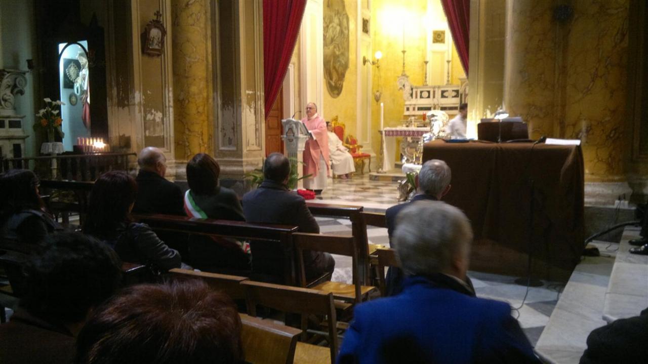 Tre banchi vuoti alla 'Predica del Sindaco'