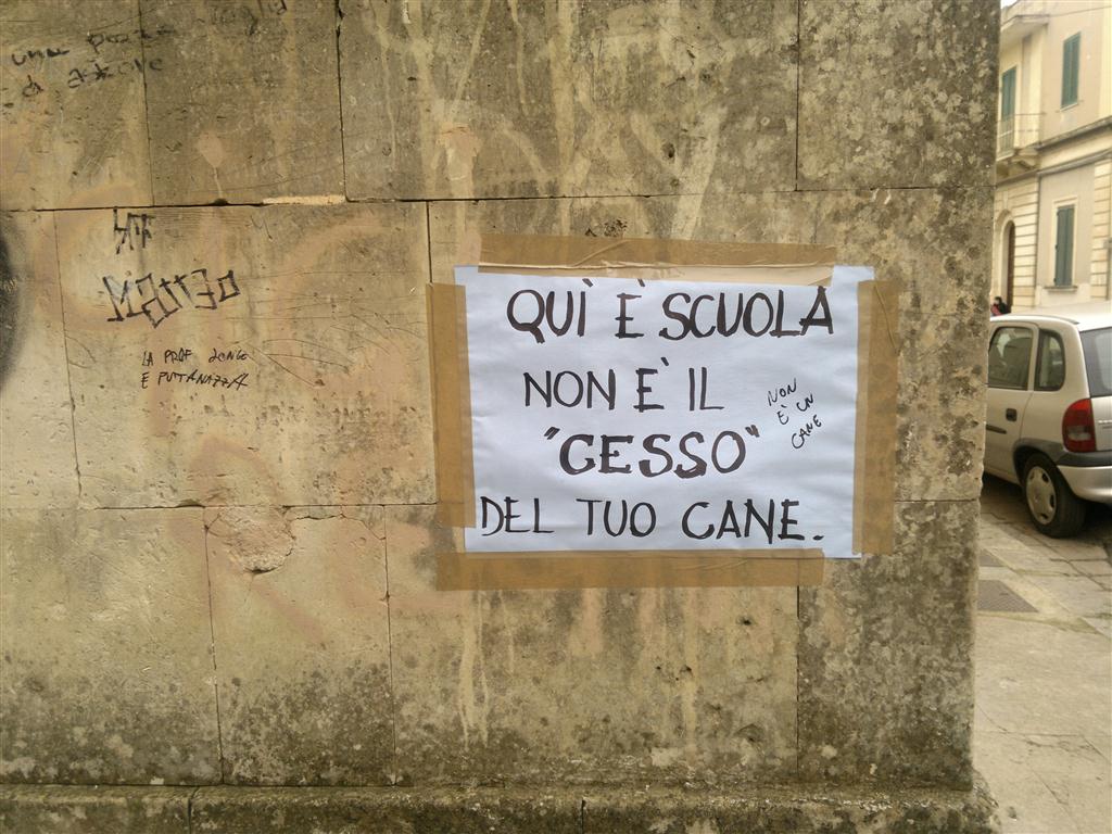 Quegli inquietanti cartelli davanti alla 'Pascoli' 