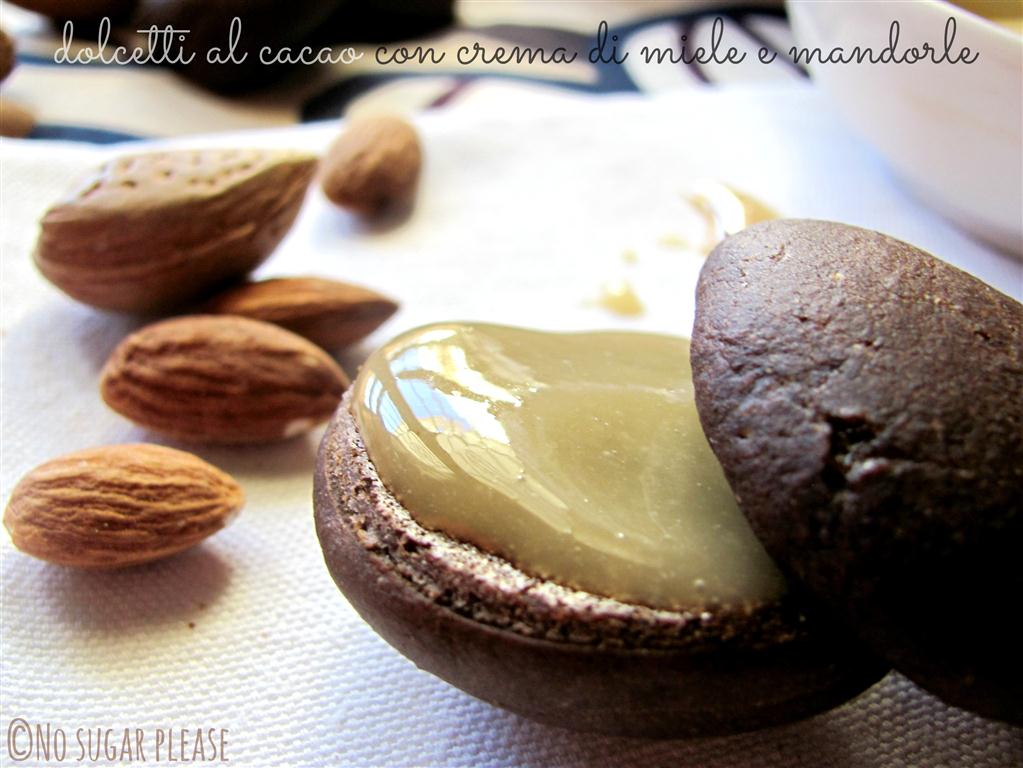 Dolcetti morbidi al cacao con crema di miele e mandorle