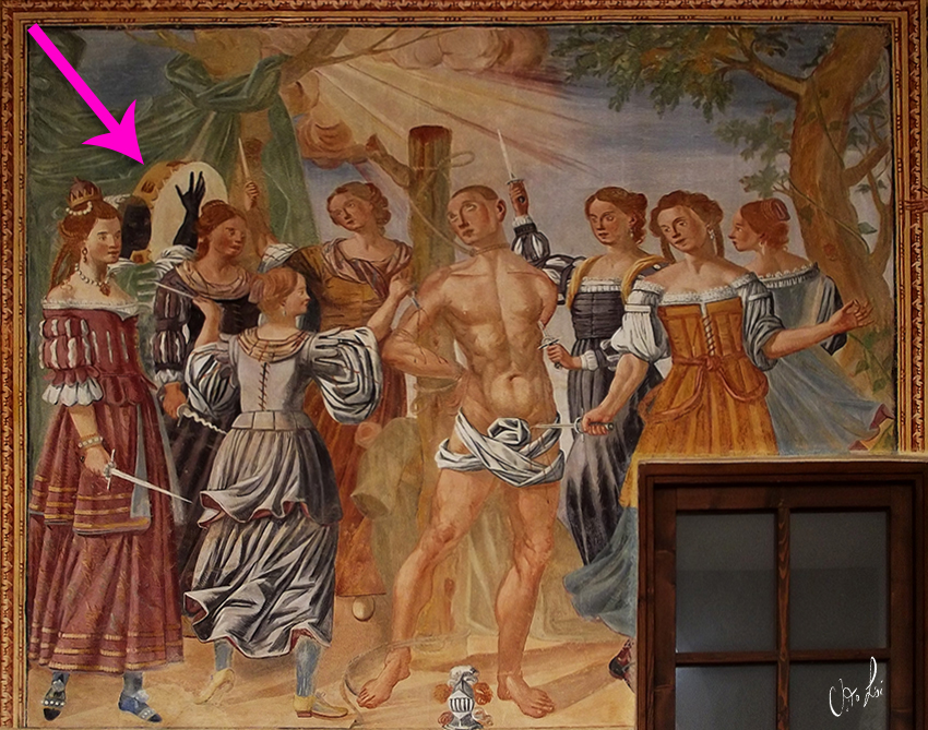 &quot;Una misteriosa donna di pelle scura nel Chiostro di Santa Caterina. Chi è? Qualcuno ci aiuti a scoprirlo&quot;