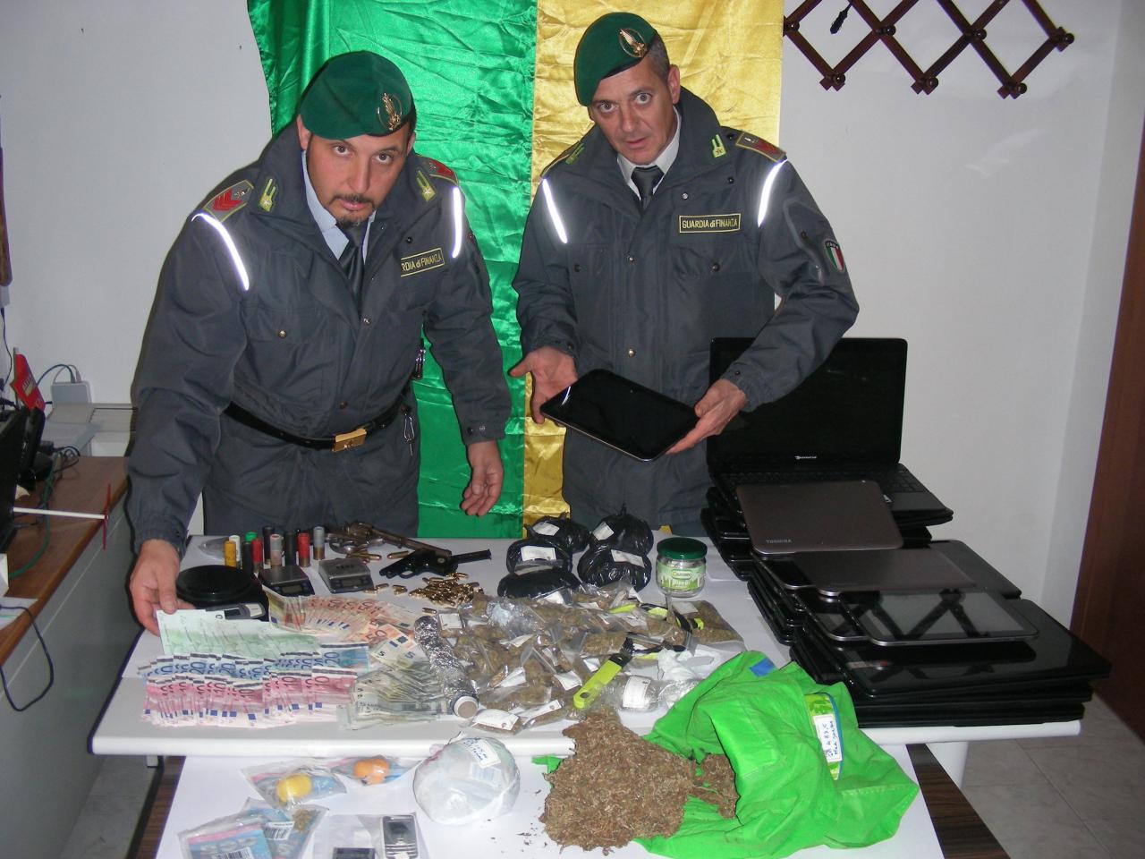 Blitz della Finanza, due arresti  e sequestro di due pistole, un coltello e sostanze stupefacenti