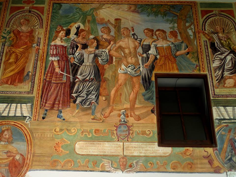 La “donna nera” fa una danza macabra attorno al frate martire