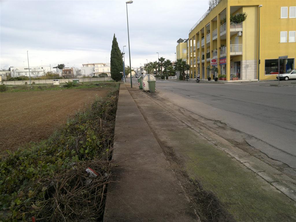 Tirato a lucido il marciapiede di via Kennedy