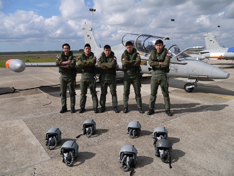Cinque allievi piloti di Singapore ricevono oggi al 'Cesari' di Galatina l'Aquila Turrita Cinque allievi piloti di Singapore ricevono oggi al 'Cesari' di Galatina l'Aquila Turrita