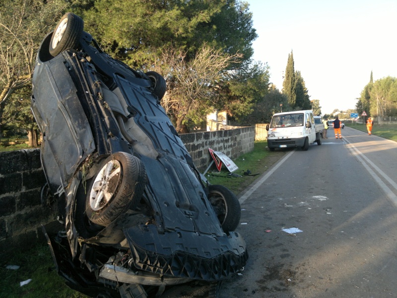 Tragico impatto nella notte, muore un 18enne