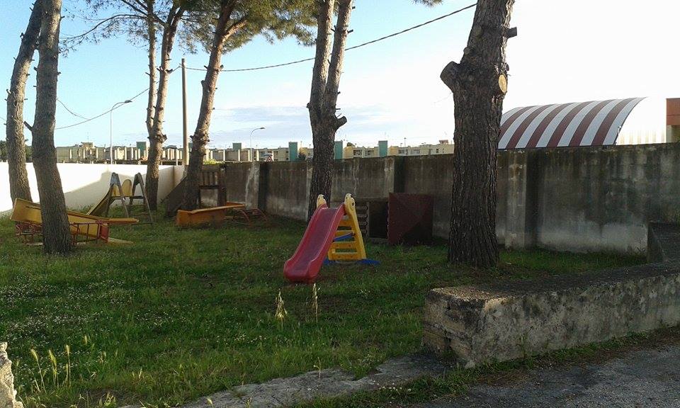 Il parco giochi della scuola è pericoloso 