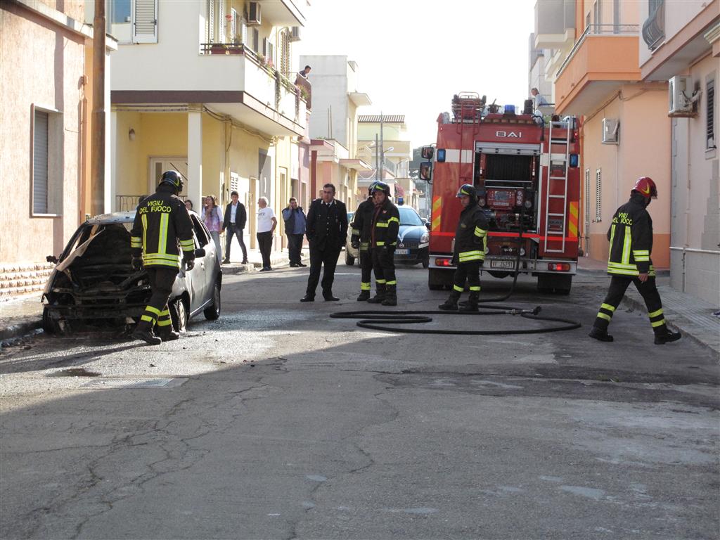 Auto in fiamme, paura a Galatina in via Bergamo