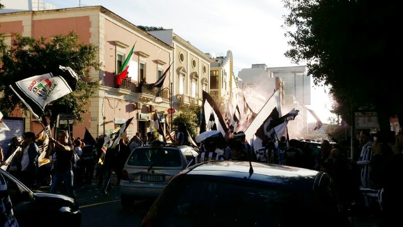 "Quattro gatti in piazza per i 102 punti della Juve" "Quattro gatti in piazza per i 102 punti della Juve"
