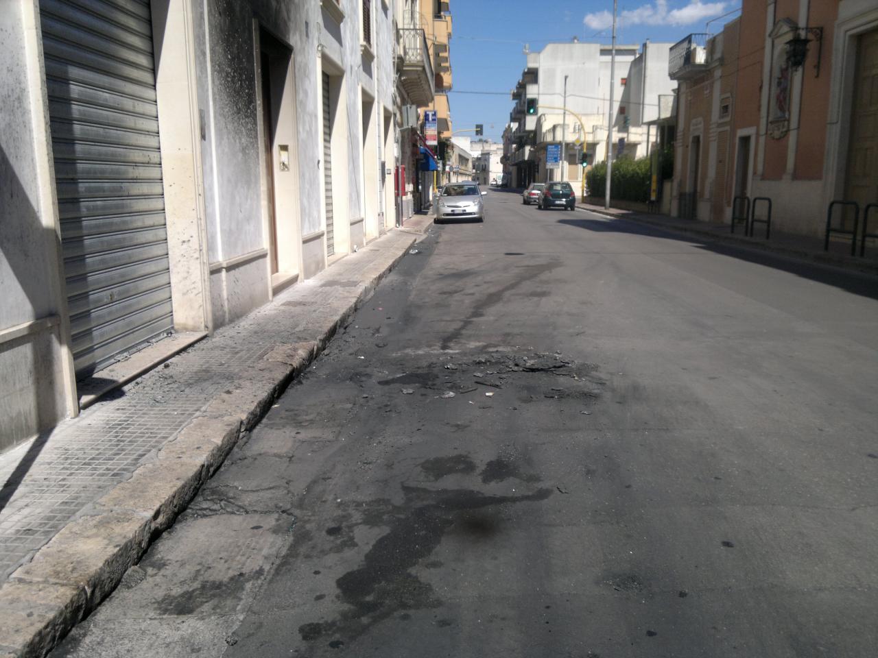 Le fiamme distruggono nella notte un'auto in via Roma