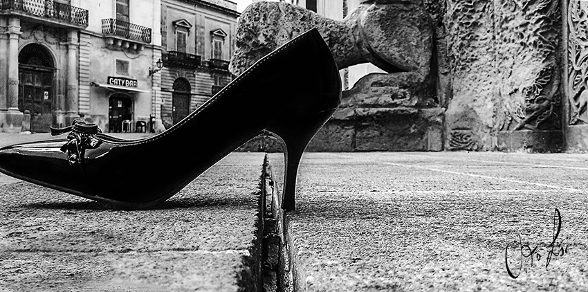 Il lamento di quella scarpa con il tacco a spillo