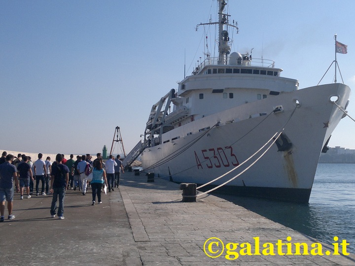 Tecnici e marinai. Il fascino della vita di bordo colpisce i ragazzi del professionale di Galatina in visita sulla 'Magnaghi' ormeggiata a Gallipoli