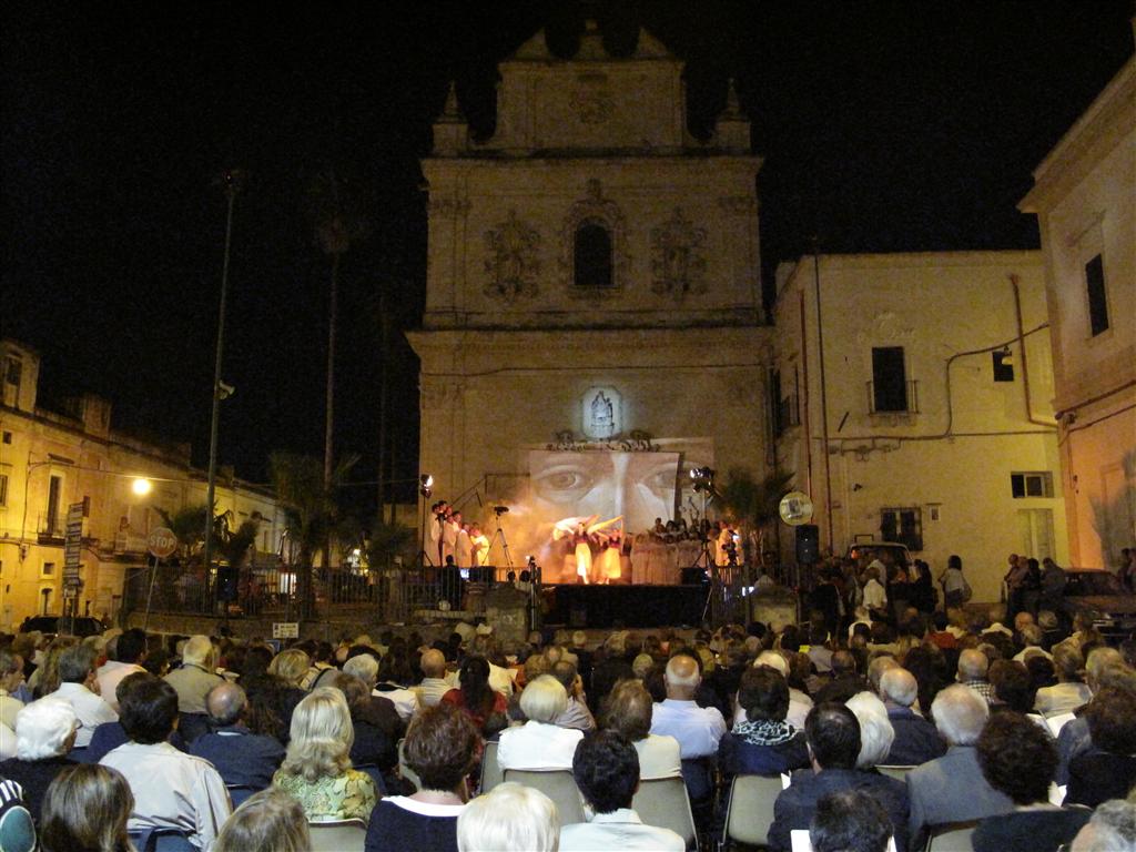 La forza della fede cantata in via Turati