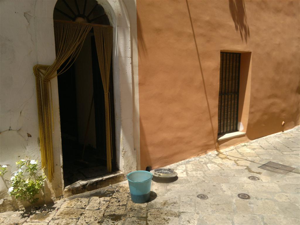 Fiamme e tanta paura in via Romani