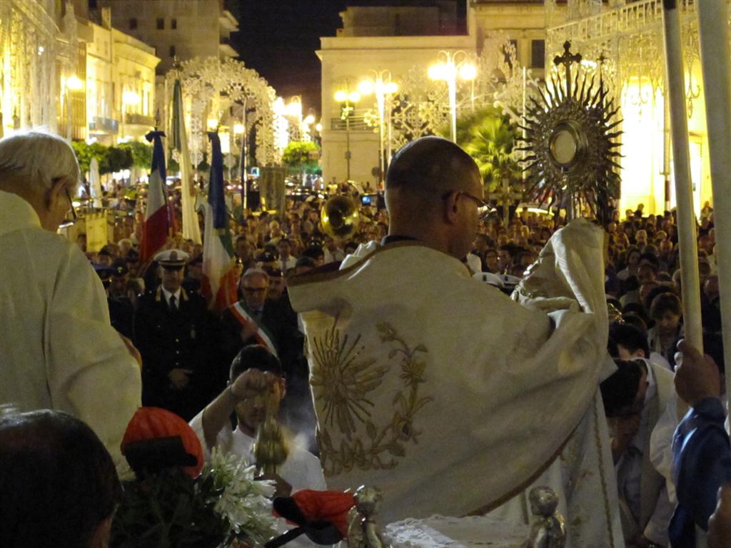 Il Popolo di Dio in processione con l'Eucaristia