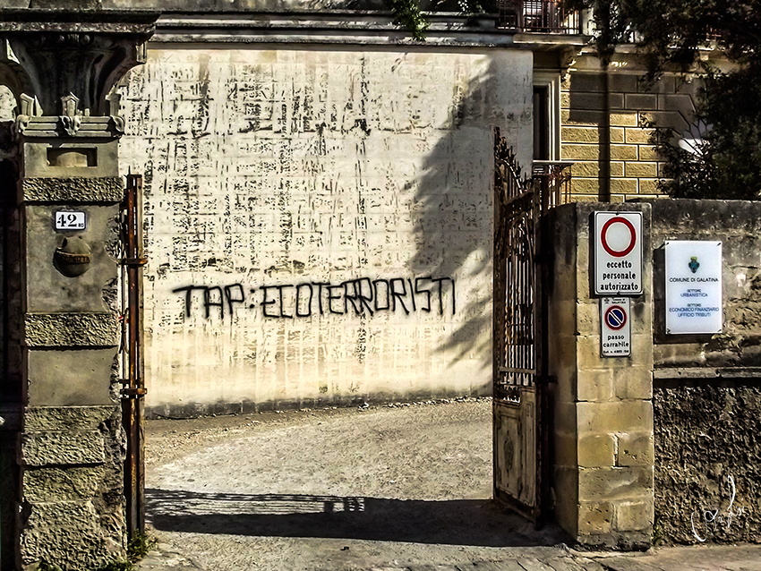 Galatina sporcata nella notte da scritte 'No Tap'