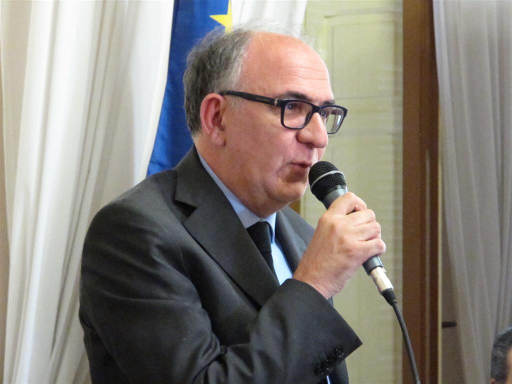 &quot;Abbaiano alla luna con una trave nell'occhio&quot;