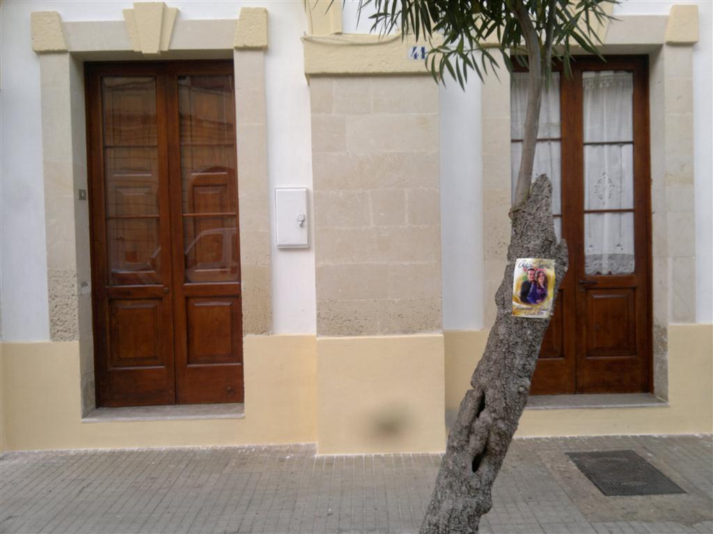 La sposa è al ristorante e i ladri ripuliscono la casa dei suoi genitori La sposa è al ristorante e i ladri ripuliscono la casa dei suoi genitori