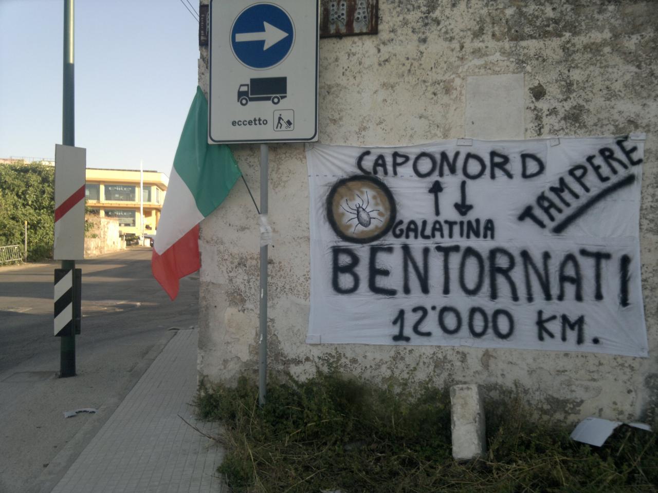 Un misterioso lenzuolo sulla via per Lecce