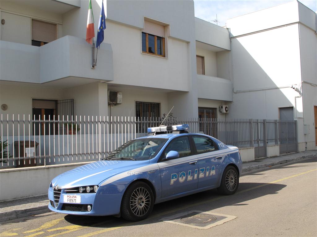 Minaccia i genitori con un paio di forbici, arrestato