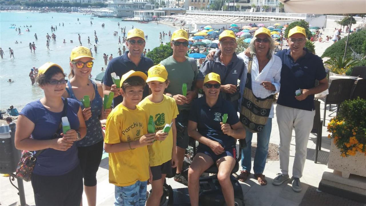 &quot;Stop alle cicche di sigarette sulla sabbia, usate i portacenere di carta!&quot;