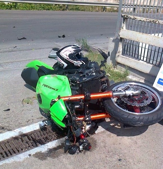 Moto contro auto, in prognosi riservata il centauro 