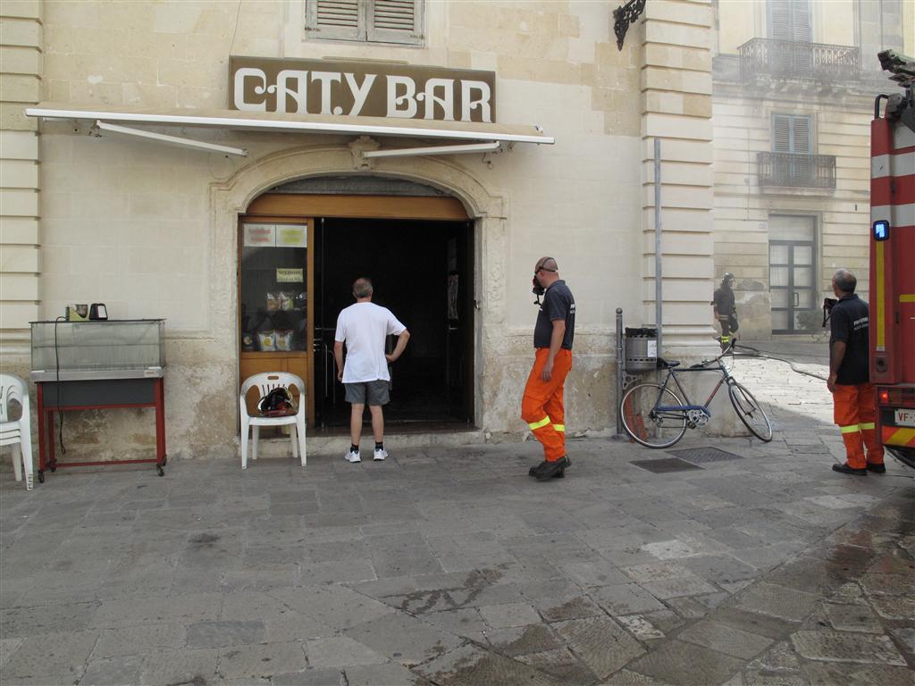 Va a fuoco il Caty Bar, paura in piazzetta Orsini