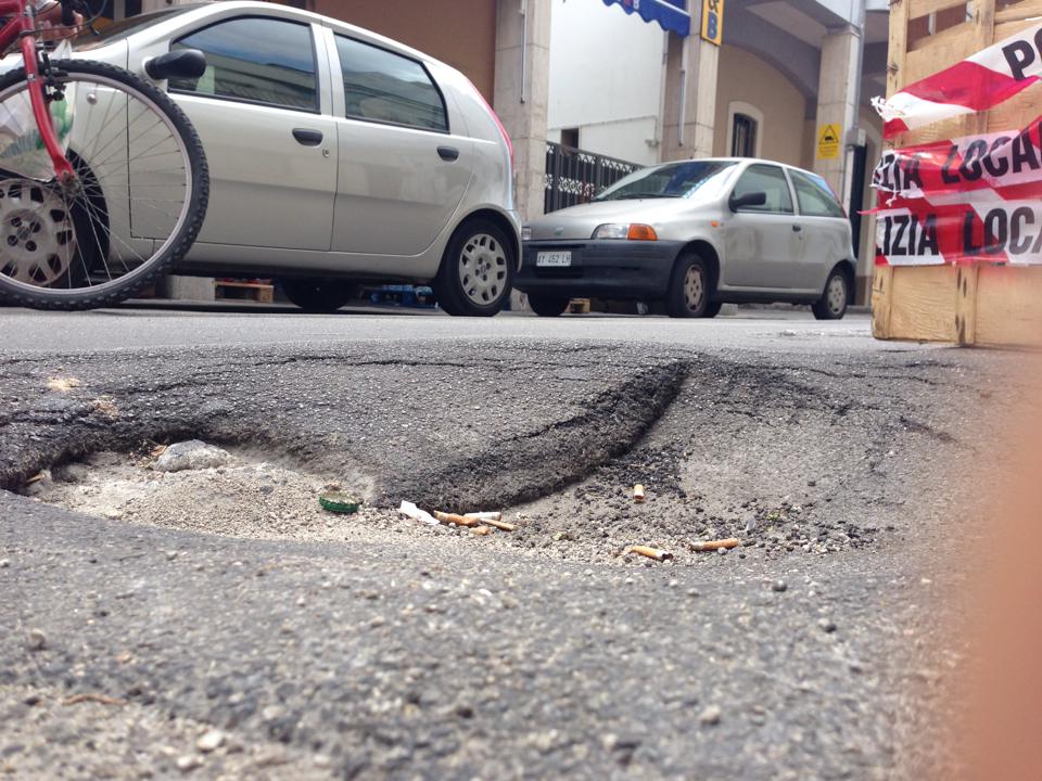 'Voragine' in via Vallone, aperta la pratica dall'AQP