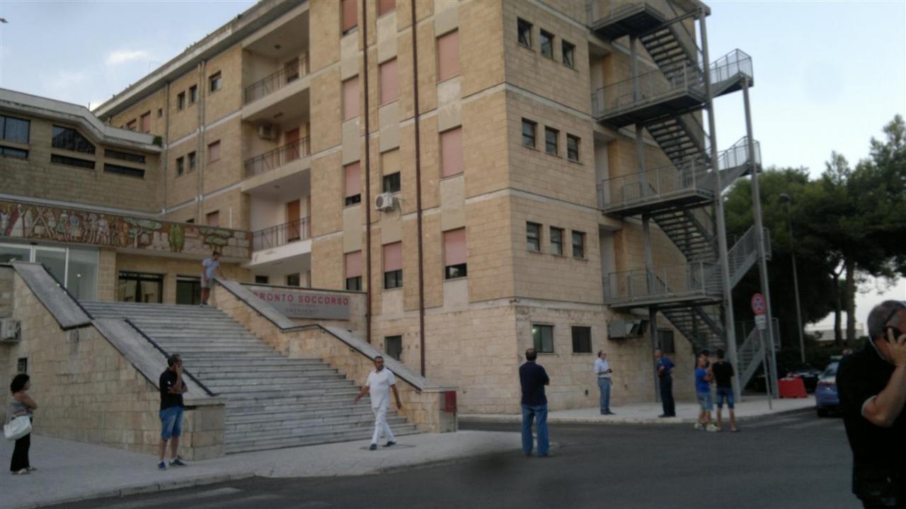 Ventiduenne si suicida lanciandosi dal terzo piano delle scale antincendio del 'Santa Caterina Novella'