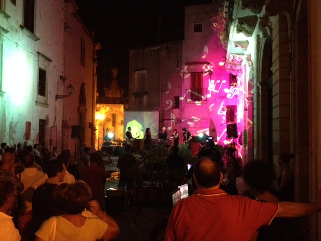 Corti a Mezzanotte, brulica la città