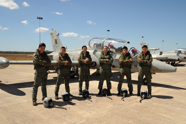 Cinque allievi di Singapore conseguono a Galatina il brevetto di pilota aerotattico