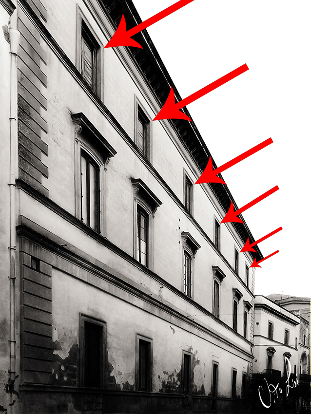 Pericolo in via Siciliani, piovono vetri