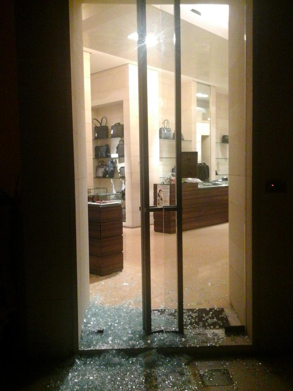 Furto con spaccata nella notte alla pelletteria 'Dolly'