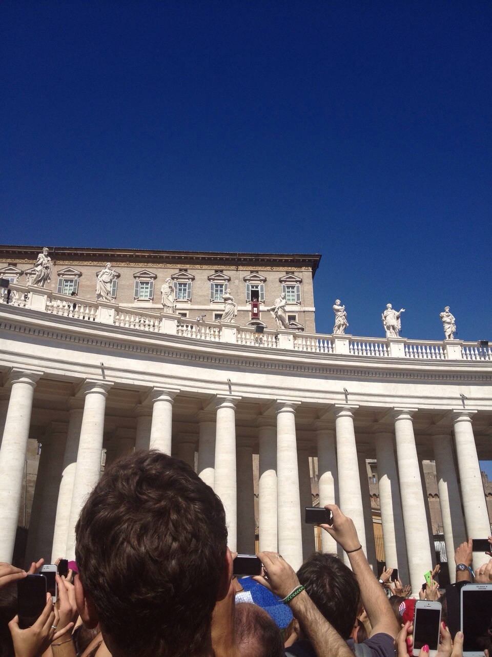 &quot;Una Bibbia in ogni famiglia, ma prendetela con una mano non con le due!&quot;
