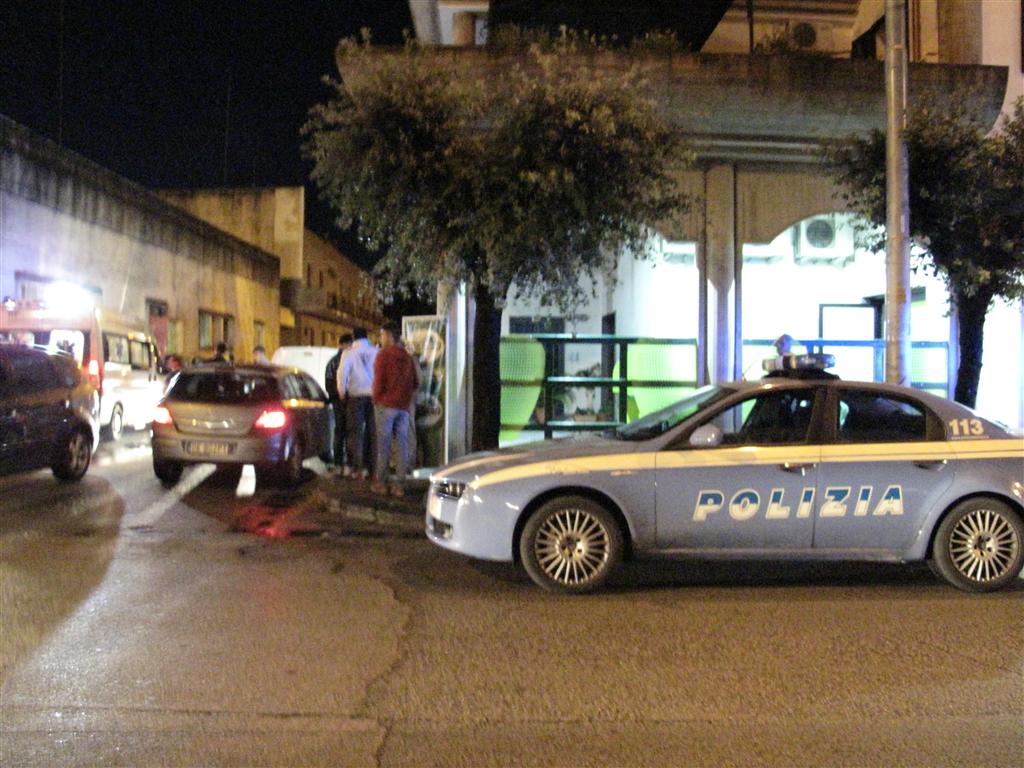 Rapina al Better di via Soleto, ferito il titolare