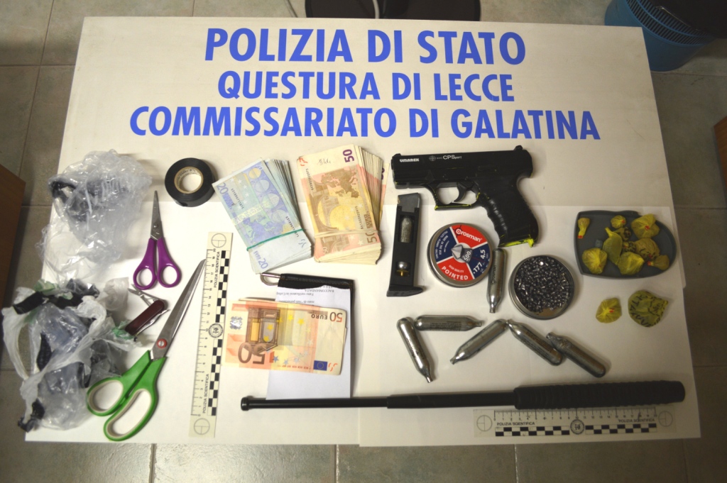 Nascondeva in bagno eroina e ventunomila euro, arrestato Nascondeva in bagno eroina e ventunomila euro, arrestato