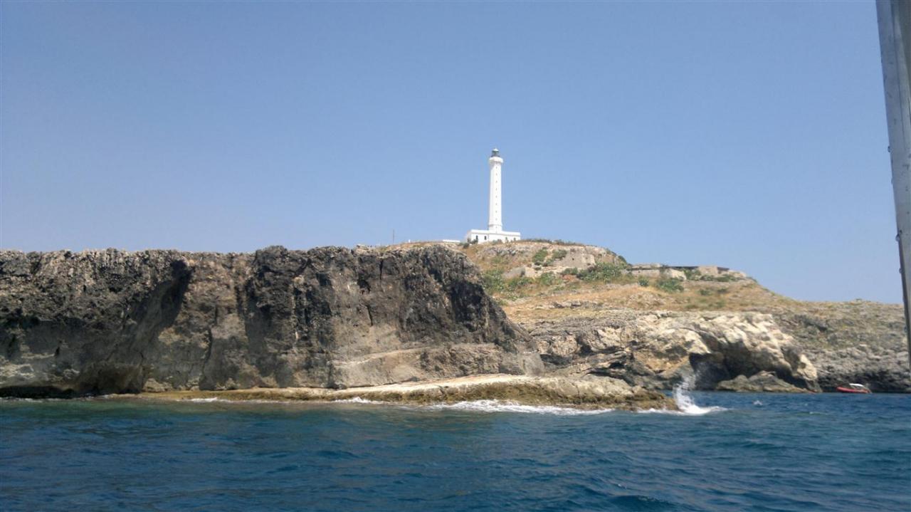 Salvati ventidue siriani su un gommone al largo di Leuca Salvati ventidue siriani su un gommone al largo di Leuca
