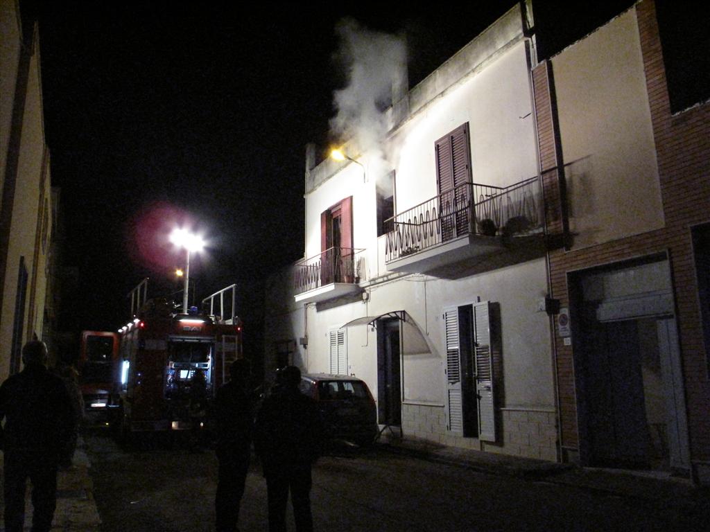 Fuoco sulle scale, paura in via Emilia