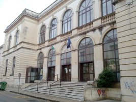 Alla 'Pascoli' i genitori si trasformano in imbianchini Alla 'Pascoli' i genitori si trasformano in imbianchini