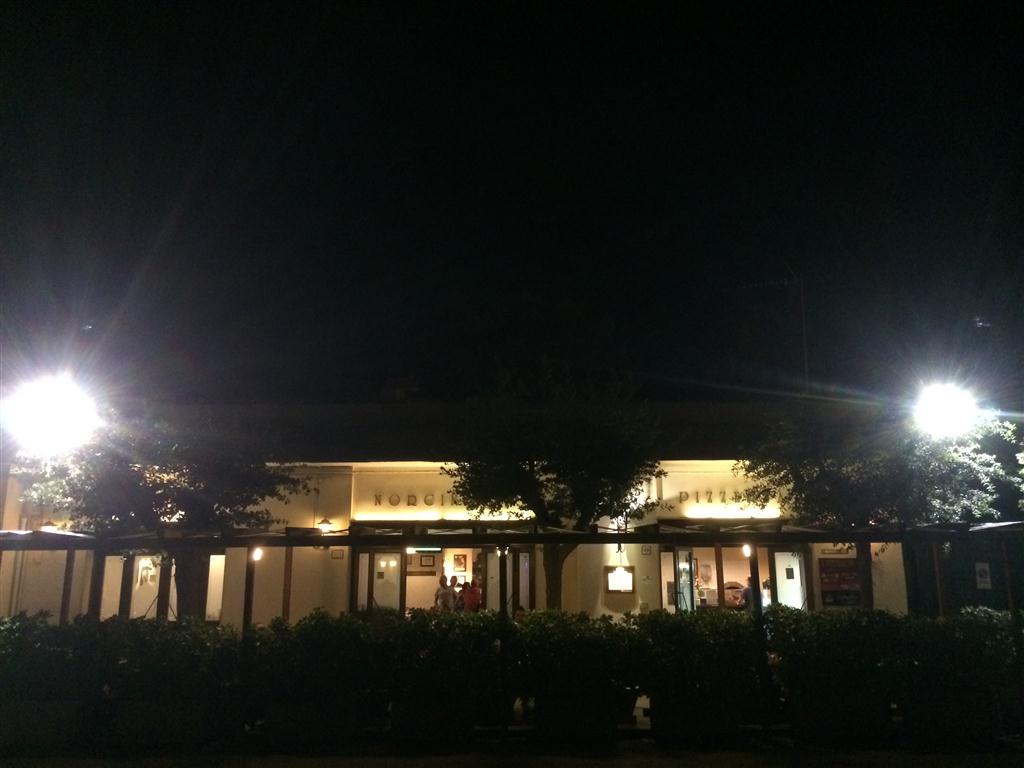 Il viale Santa Caterina Novella è ancora al buio. La norcineria 'I vitelloni' lo illumina a spese proprie