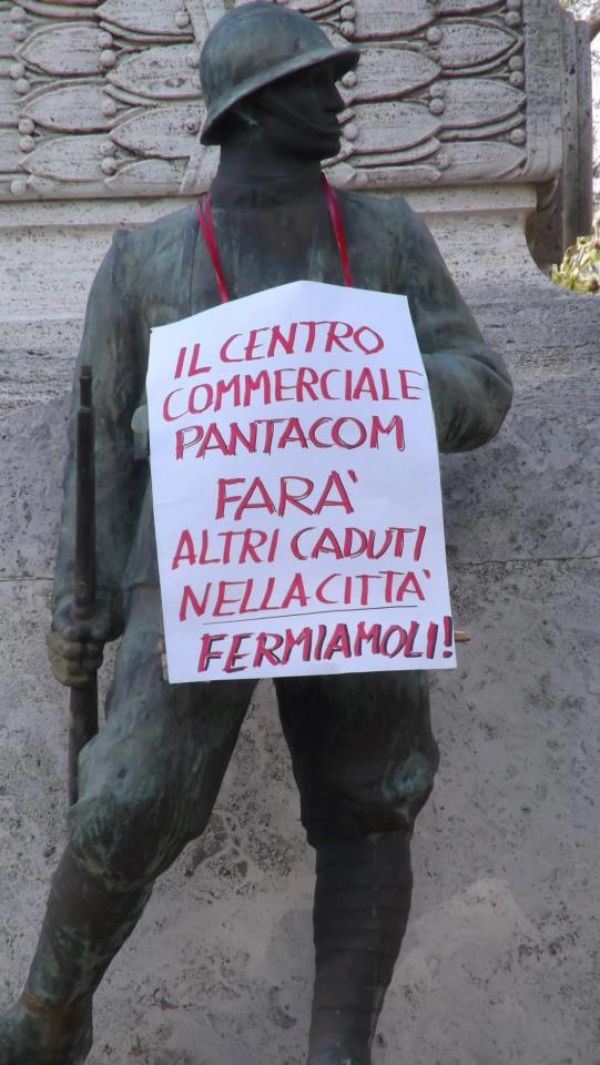 Un cartello sul Milite Ignoto per protestare contro il megaparco. Violata anche la Lampada senza luce