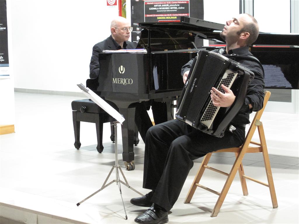 Il bandeonon di Satto ed il pianoforte di Favero commuovono &quot;I Concerti del Chiostro'