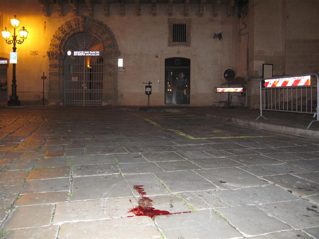 Sangue sui basoli di piazza San Pietro. Investito un novantenne ora ricoverato al 'Fazzi'