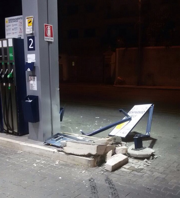 Assalto con un carro-attrezzi alla Q8 di via Corigliano