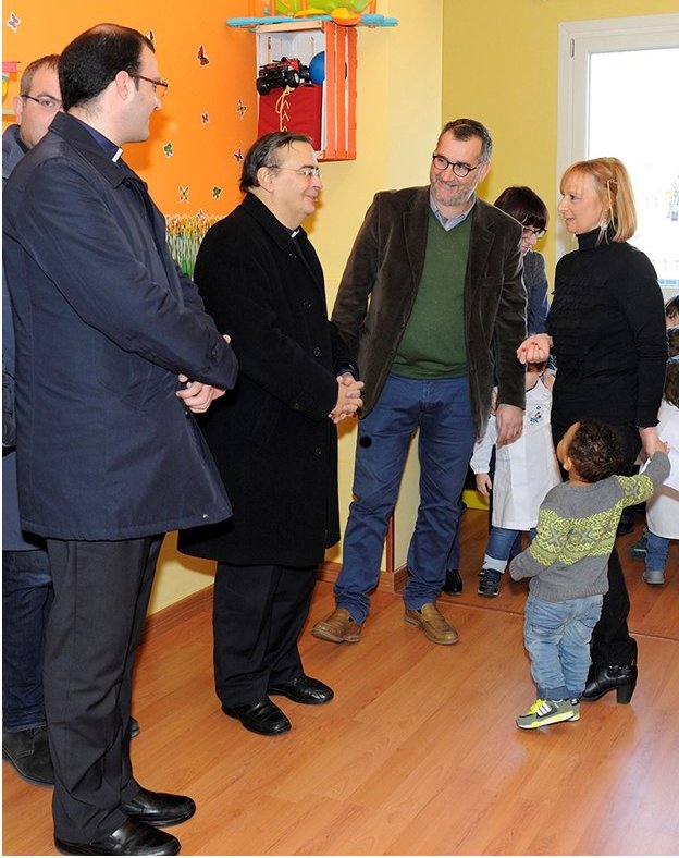 L'Arcivescovo di Otranto in visita all'Ape Maya