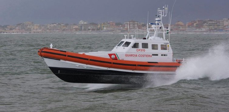 Ritrovato a 20 miglia dalla costa il pescatore disperso in mare da 48 ore Ritrovato a 20 miglia dalla costa il pescatore disperso in mare da 48 ore