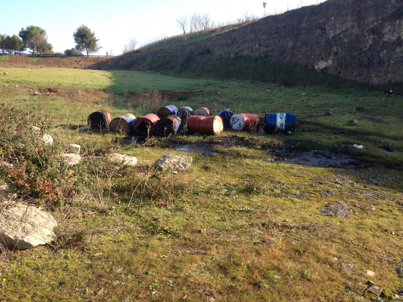 Ventotto fusti pericolosi sequestrati dai NOE in una scarpata della Maglie-Lecce Ventotto fusti pericolosi sequestrati dai NOE in una scarpata della Maglie-Lecce